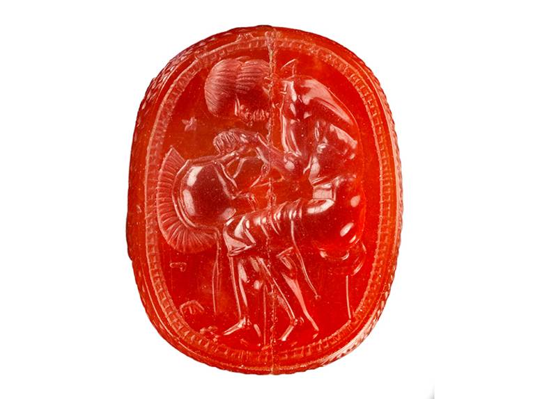 Eine rote Gemme, die den sitzenden Achill in Rüstung mit seinem Helm in den Hänen, zeigt