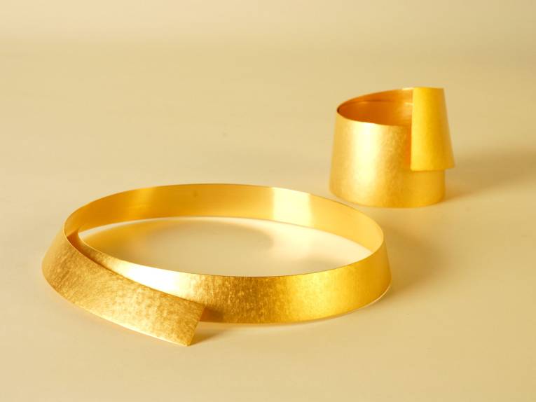 Halsreifen und Armschmuck geschmiedet