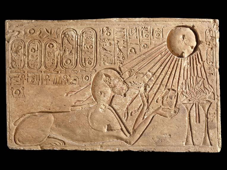 Ein Stein-Relief mit Echnaton als Sphinx