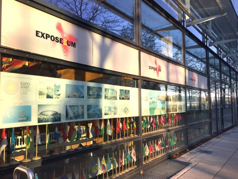 Das EXPOSEEUM, aufgebaut und betrieben vom Verein EXPOSEEUM e.V., zeigt seit 2002 eine vielseitige Schau zur EXPO 2000. 