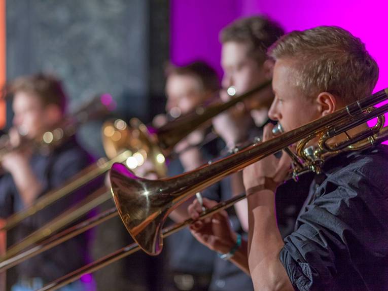 Vier junge Blechbläser auf einer Bühne