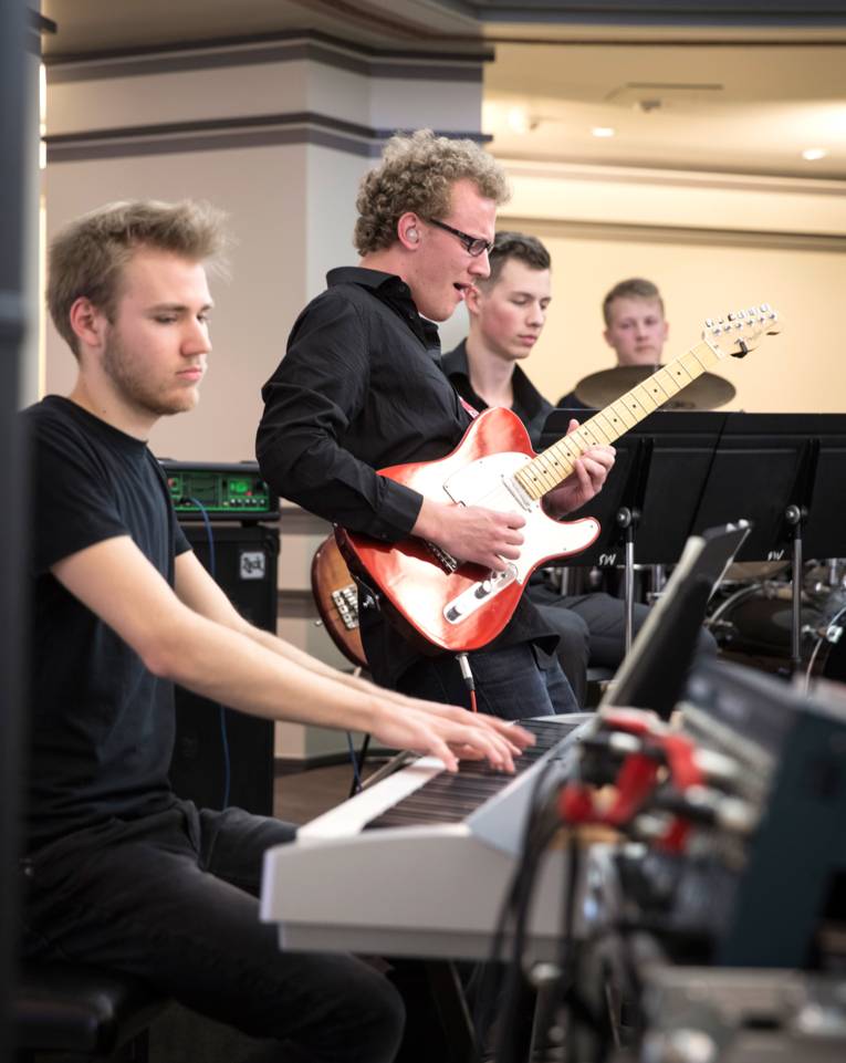 Gitarrist, Keyboarder und zwei weitere Musiker der Bigband der Musikschule “clean, fine & funky”