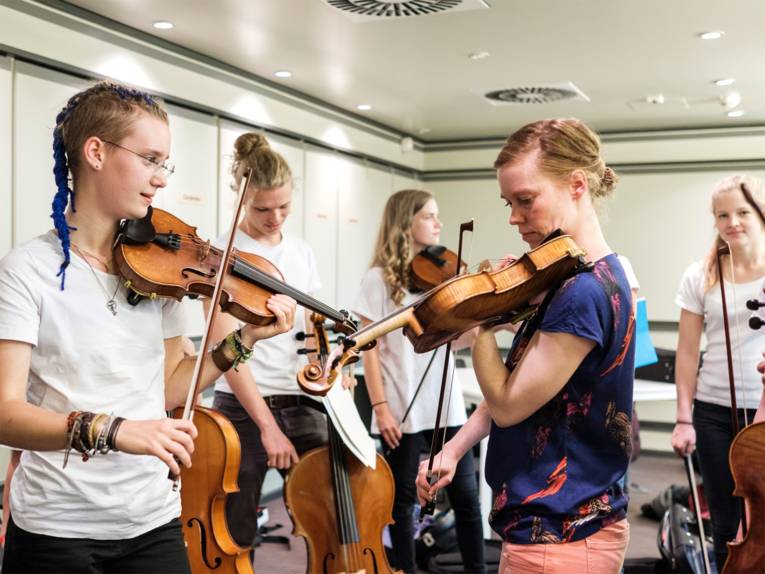 Schülerinnen der Musikschule mit Streichinstrumenten im Probenraum
