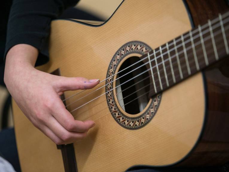 Kurs für Erwachsene, die gerne Gitarre in einer Gruppe spielen. 