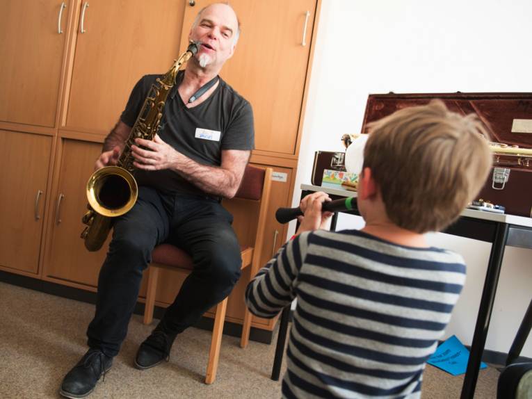 Beim Musikschulfest erhalten kleine und große Gäste die Chance viele Instrumente selbst auszuprobieren.