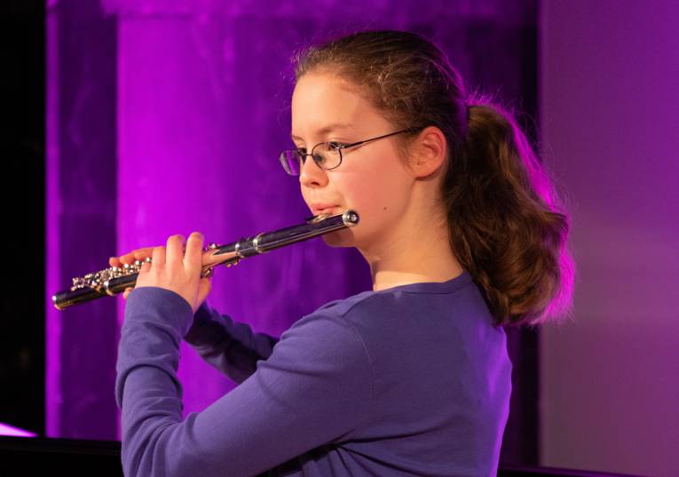 Schüler*innen der Musikschule zeigen ihr Können.