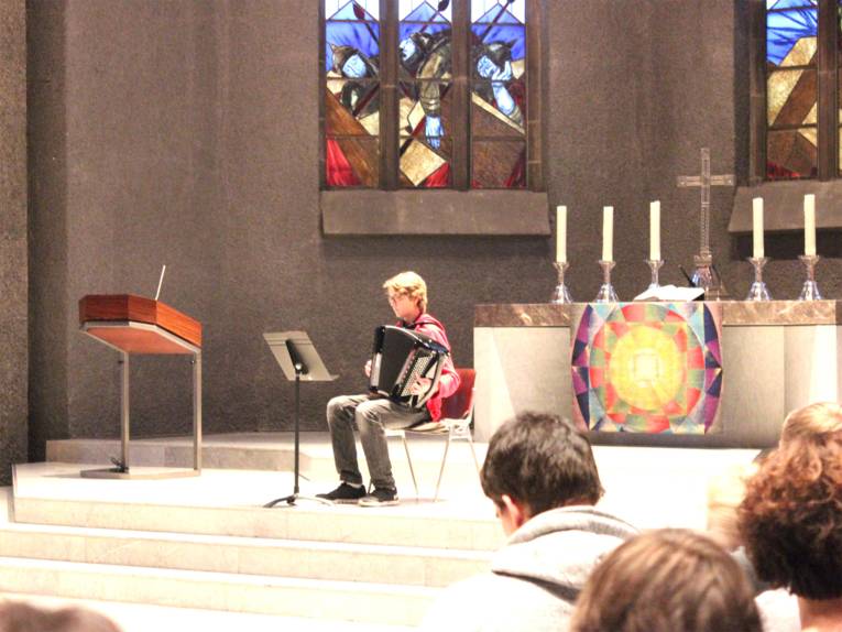 Junger Akkordeonspieler spielt im Altarbereich der Lister Matthäuskirche