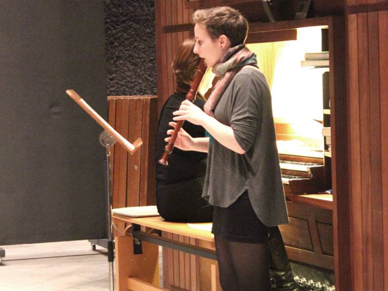 Flötistin wird von Orgelspielerin begleitet
