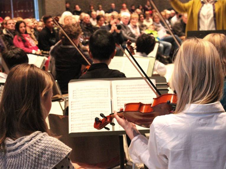 Streicherschülerinnen und -Schüler der Musikschule im Konzert