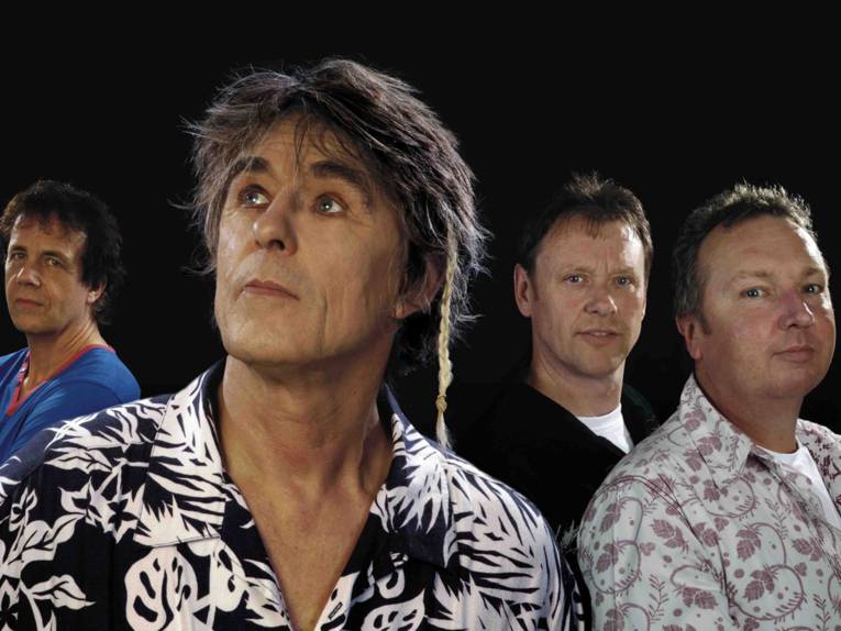 Vier Musiker mittleren Alters.