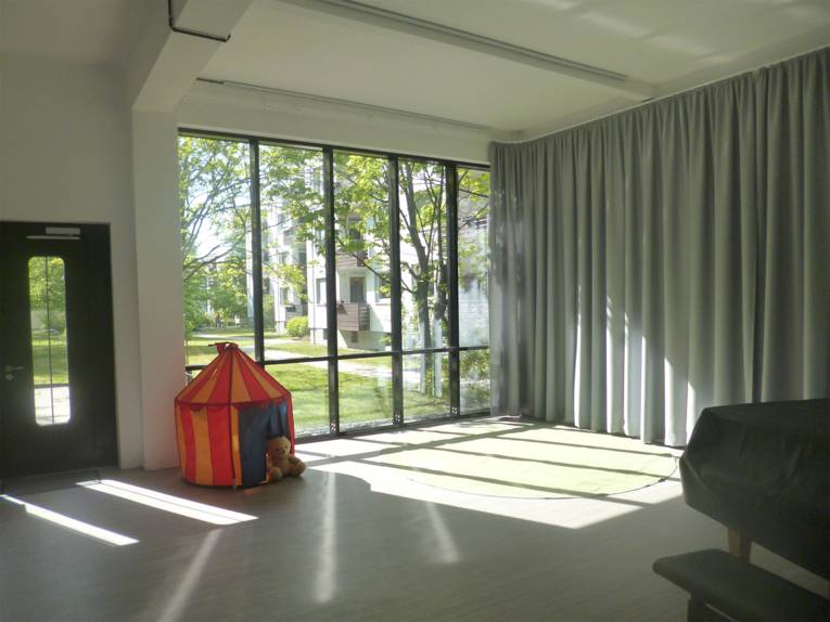 Heinemanhof: Glasfensterfront