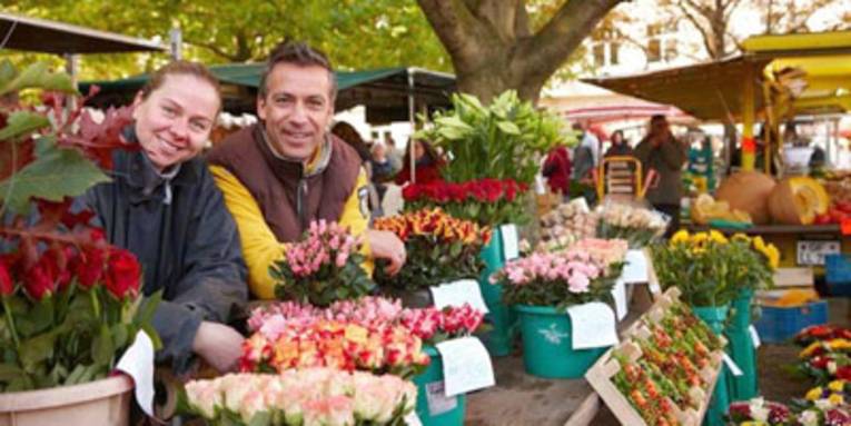 Blumenhändler mit ihrem jahreszeitlichen Pflanzenangebot