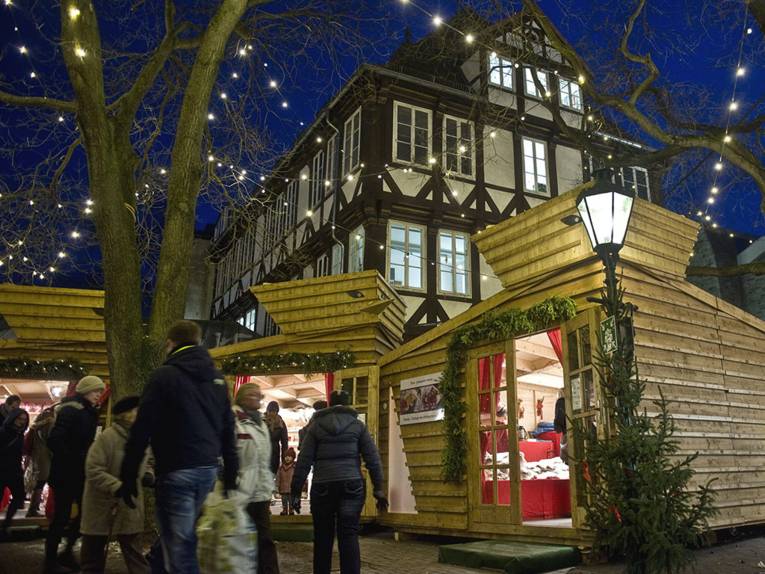 In Holzhütten bieten finnische Händler auf dem Weihnachtsmarkt Kunsthandwerk an