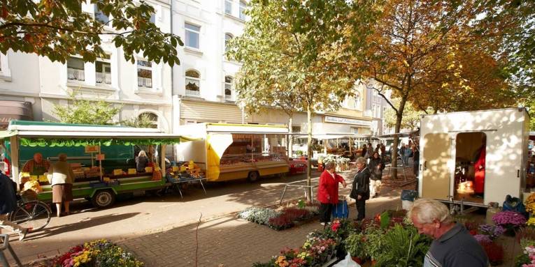 Blumen- und Gemüsemarktstände auf dem Fiedelerplatz