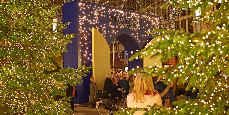 Das mehrere Meter hohe Eingangstor zum Weihnachtsmarkt Hannover