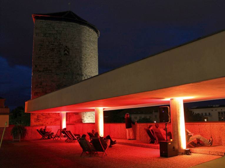 Die Dachterrasse des Historischen Museums am Abend
