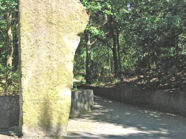 Ein großer Naturstein weist auf die Gemeinschaftsanlage für Urnen hin.