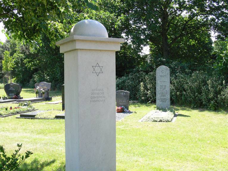 Stele mit der Gravur "Liberale Jüdische Gemeinde Hannover" auf einem Friedhof