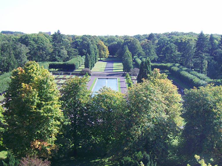 Luftaufnahme des Stadtfriedhofs Seelhorst, man sieht Bäume und ein Wasserbecken