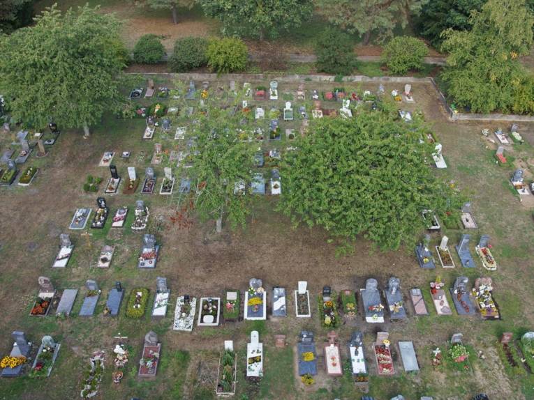Ein Friedhof von oben. 
