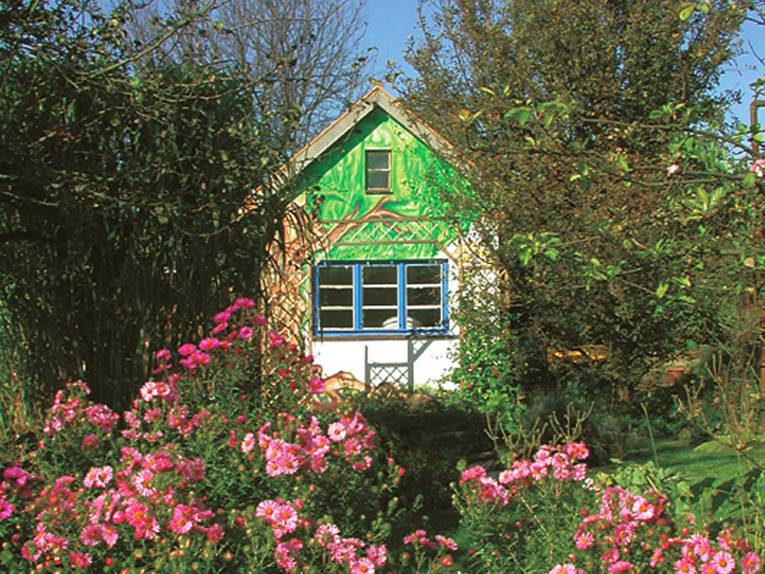 Bunt bemalte Gartenlaube