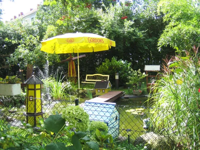 Ein Innenhof, der in eine Teich- und Gartenanlage umgewandelt wurde