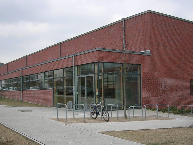 Die Sporthalle der IGS Kronsberg von außen