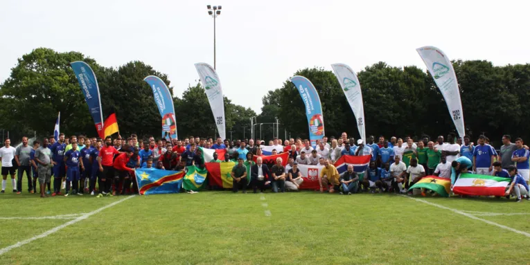 Gruppe aus Sportlerinnen und Sportlern. 