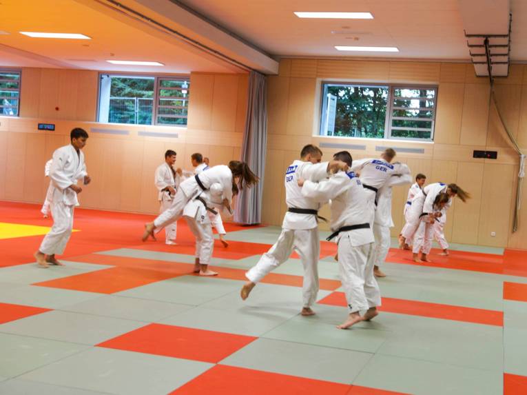Judoka in einer Halle. 