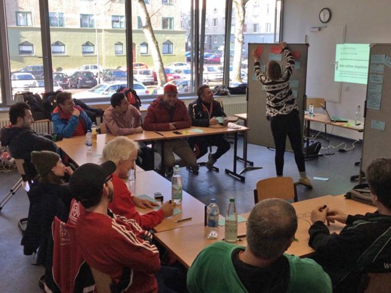 Teilnehmerinnen und Teilnehmer einer Fortbildung. 