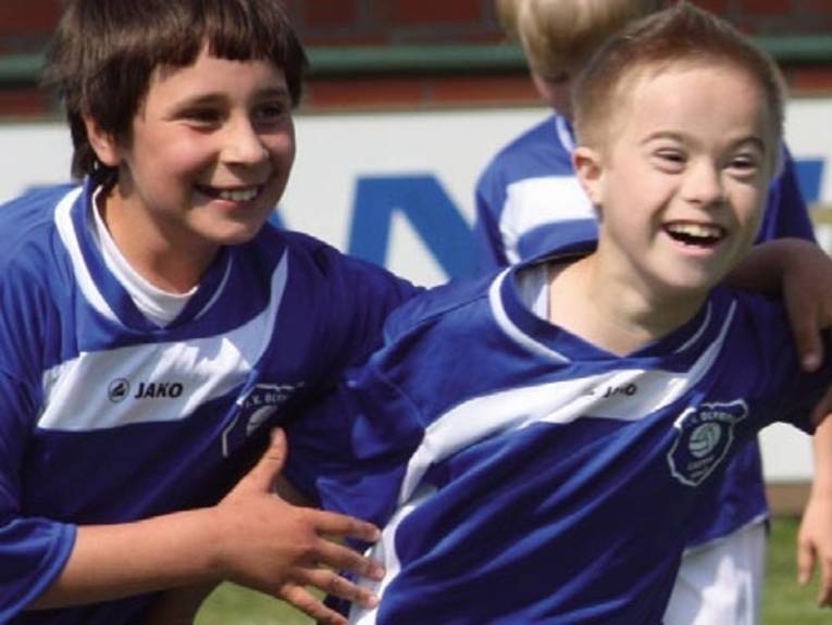 Zwei Fußball spielende Jungs. 