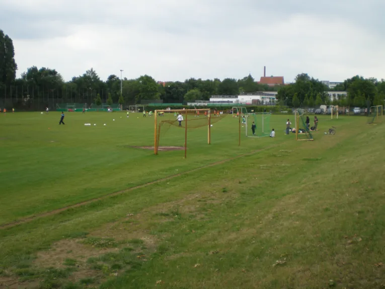 Ein Sportplatz. 