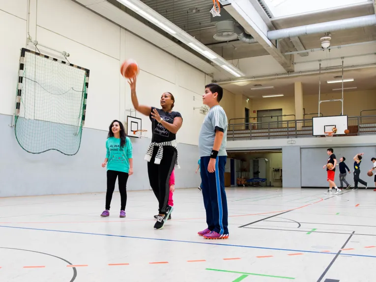Jugendliche, die Basketball spielen
