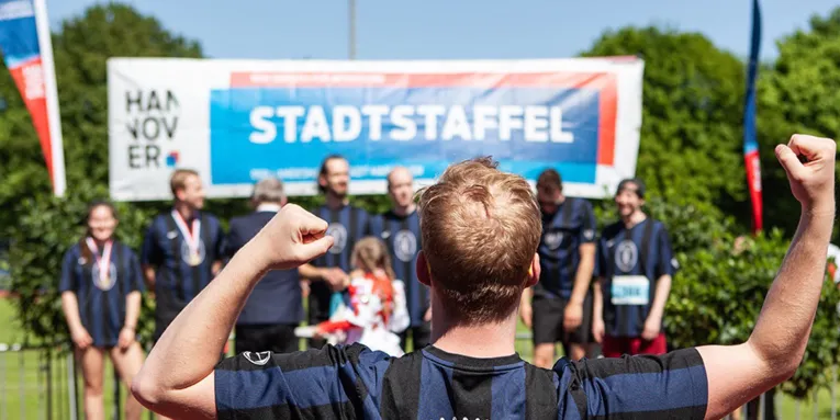 Menschen vor einem Banner. 