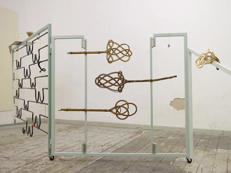 Kasia Fudakowski, Sexistinnen, 2015; Stahl, Messing, Rattan, Saltzeig, Stoff, Champagner, Plastik, Erdnüsse; Gitter 568 x 142 x 80 cm, mit Flagge Höhe 245 cm, bis Champagnerglas 164 cm