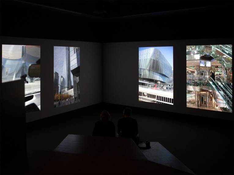 Spektakuläre Video-Installation mit mehr als 450 Bildern, die als Loop auf zwei Wände projiziert werden.
