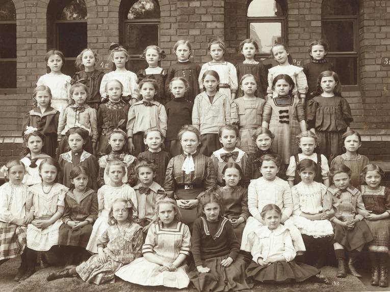 Gruppenfoto einer Mädchenklasse um 1900