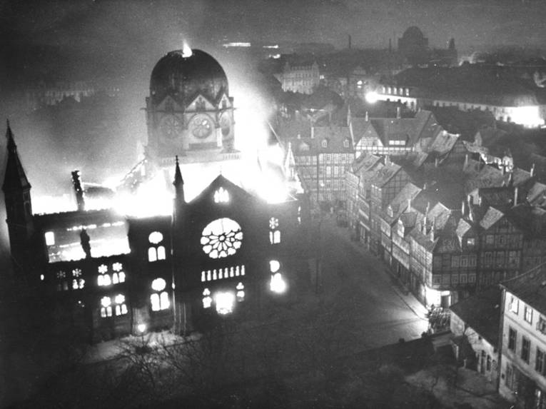 Brennende Synagoge am 10. November 1938, vermutlich in den ersten Tagesstunden