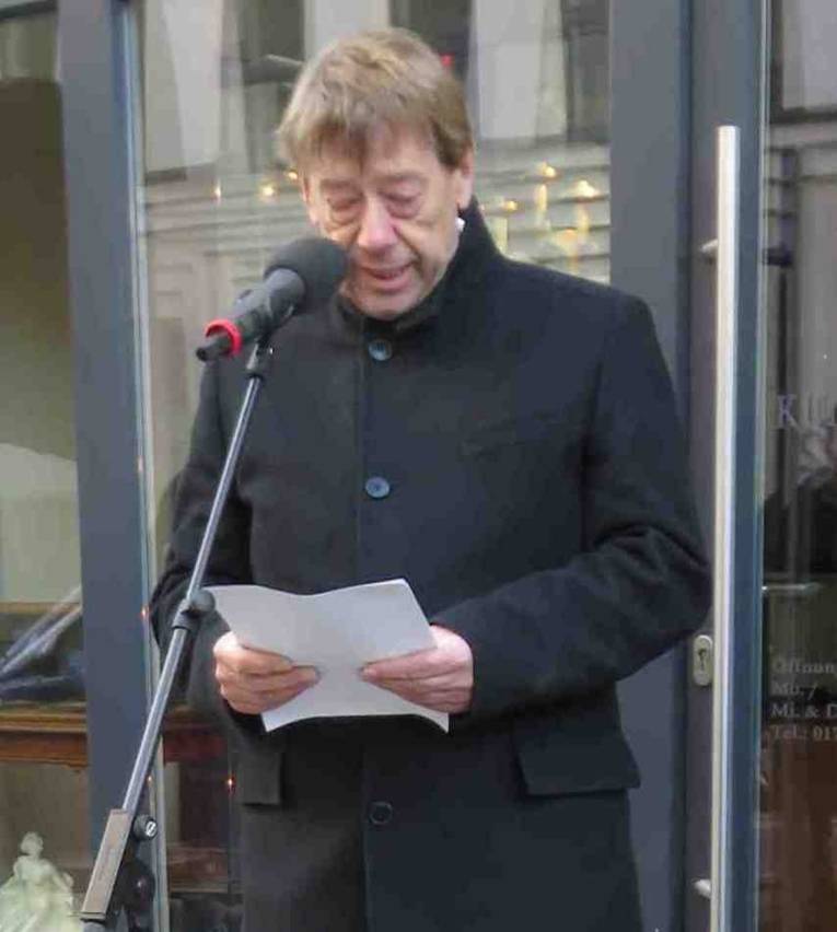 Harald Härke, Kultur- und Personaldezernent der Stadt Hannover, bei der Wiedereinsetzung der Stolpersteine für die Familie Fischer