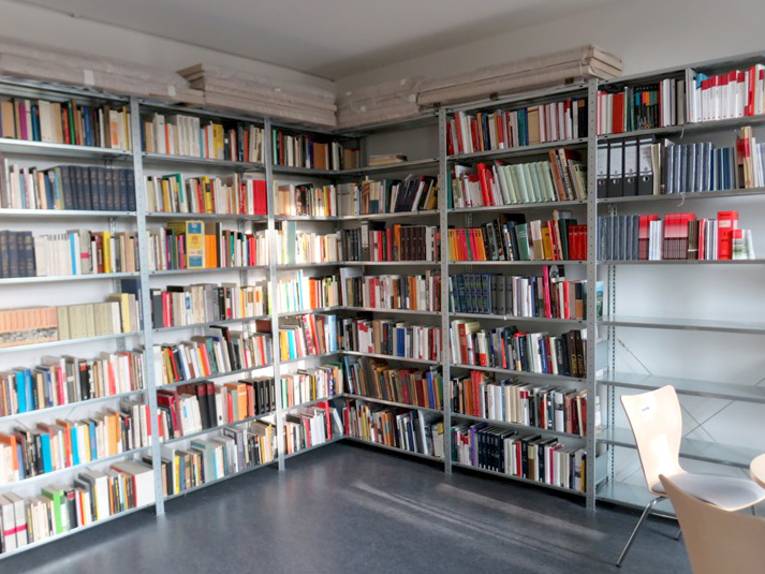 Sammlungen und eigene Publikationen finden ihren Platz in der geräumigen Bibliothek.