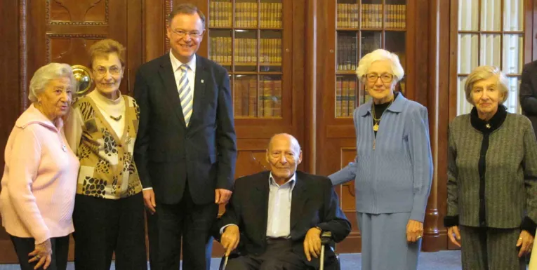 Oberbürgermeister Stephan Weil empfängt die geladenen Zeitzeuginnen und Zeitzeugen anlässlich der Ausstellungseröffnung am 15.12.2011