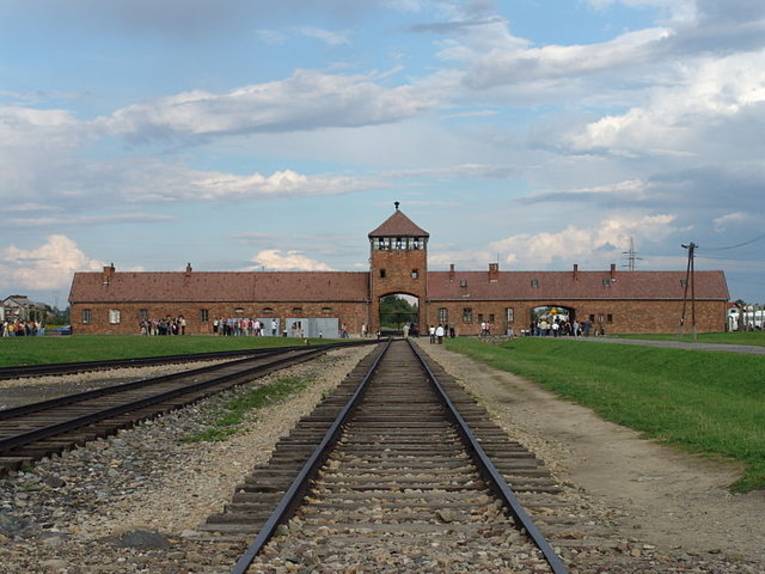 Haupttor des Konzentrationslager Auschwitz-Birkenau. Dieses Bild wurde im Inneren des Lagers aufgenommen und zeigt den Blick von der "Rampe" aus gesehen in Richtung des Eingangstores.