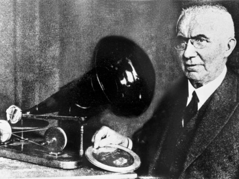 Emil Berliner mit seinem ersten Grammophon und einer Zinkschallplatte