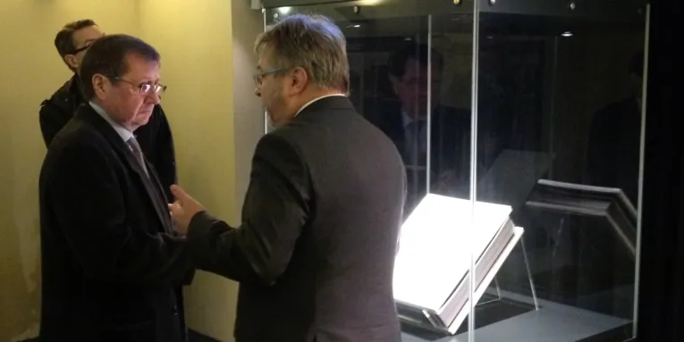 Botschafter Grinin und Bürgermeister Hermann vor dem Gedenkbuch „Eine Seite, Ein Name, Ein Schicksal“