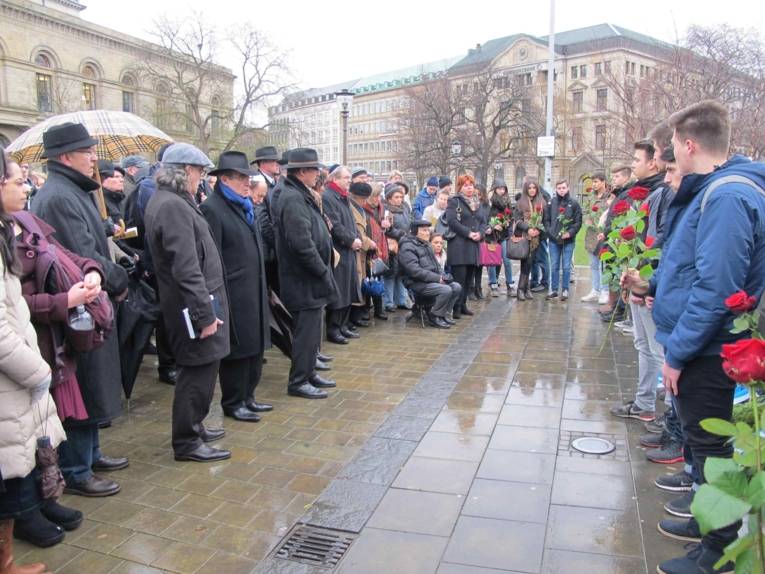 Schülerinnen und Schüler der Humbioldtschule bei der Gedenkveranstaltung an die Deportation in das Ghetto Riga, 15. Dezember 2015