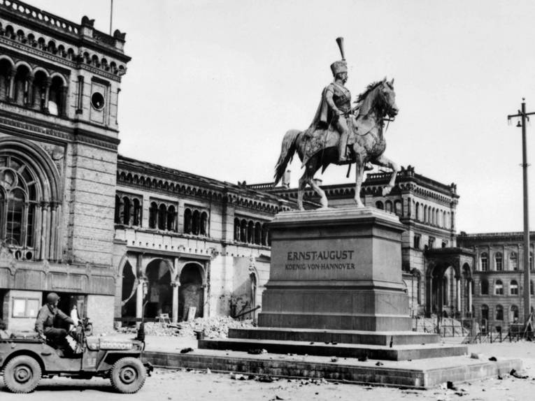 10. April 1945: Jeep der 9. US-Armee vor dem Hauptbahnhof Hannover