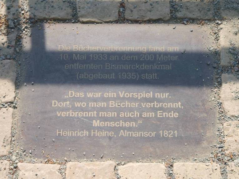 Gedenkplatte an die Bücherverbrennung 1933 in Hannover. Verlegt 2013 an der Geibelbastion am Maschsee.


