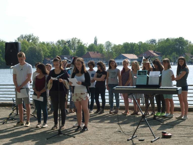 SchülerInnen der Tellkampfschule bei der Gedenkveranstaltung zur Erinnerung an die Bücherverbrennung, 2016