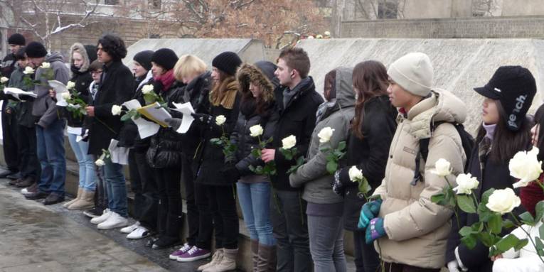 Gedenken einer Schulklasse am Holocaust-Mahnmal auf dem Opernplatz