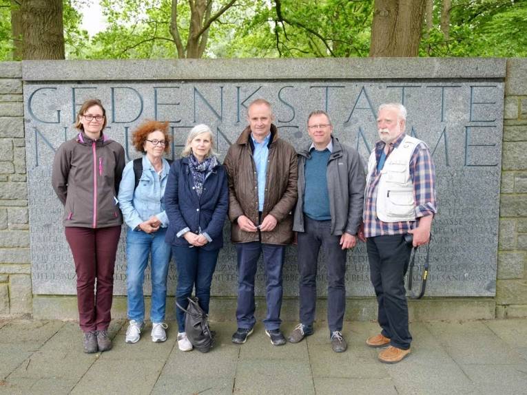 Mitglieder der Arbeitsgemeinschaft KZ Stöcken in der Gedenkstätte Neuengamme, Mai 2017.